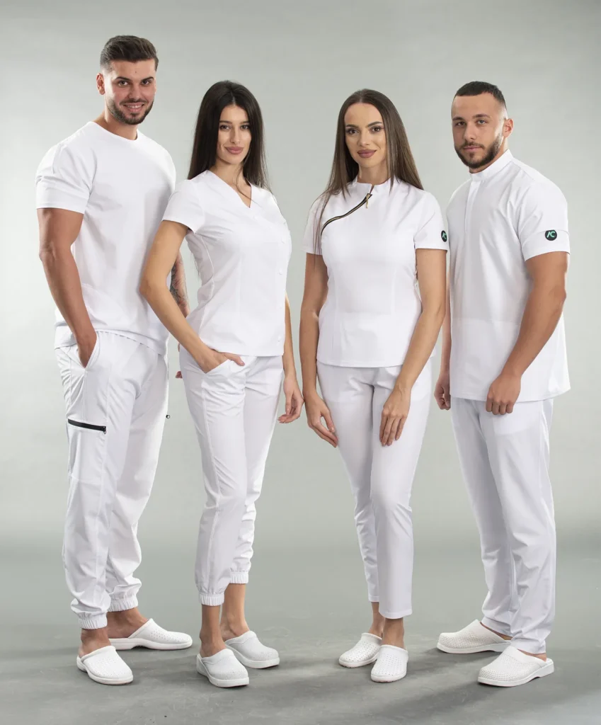 Patru persoane în uniforme medicale albe Antonia Conf, fotografiate în studio