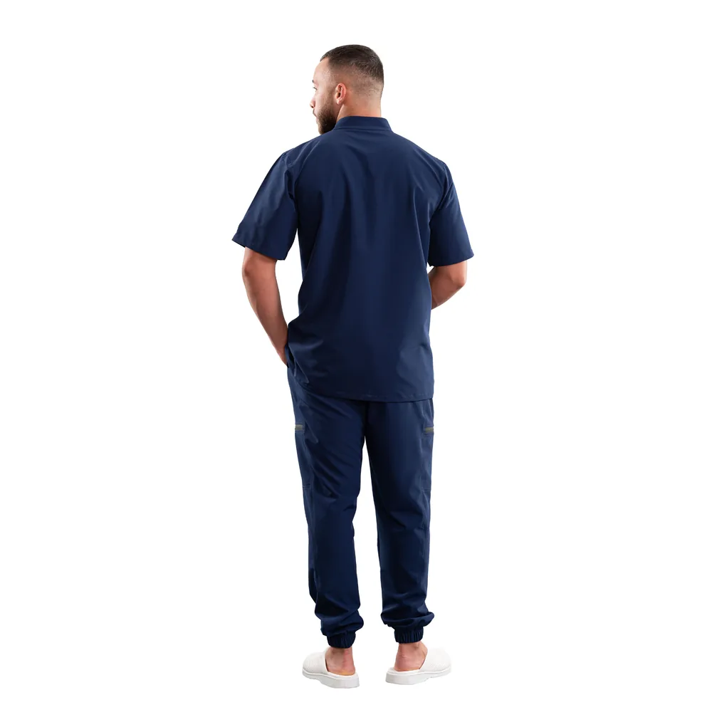 Bluză medicală pentru bărbați cu guler tunică și închidere ascunsă, culoare Classic navy, ținută completă, spate