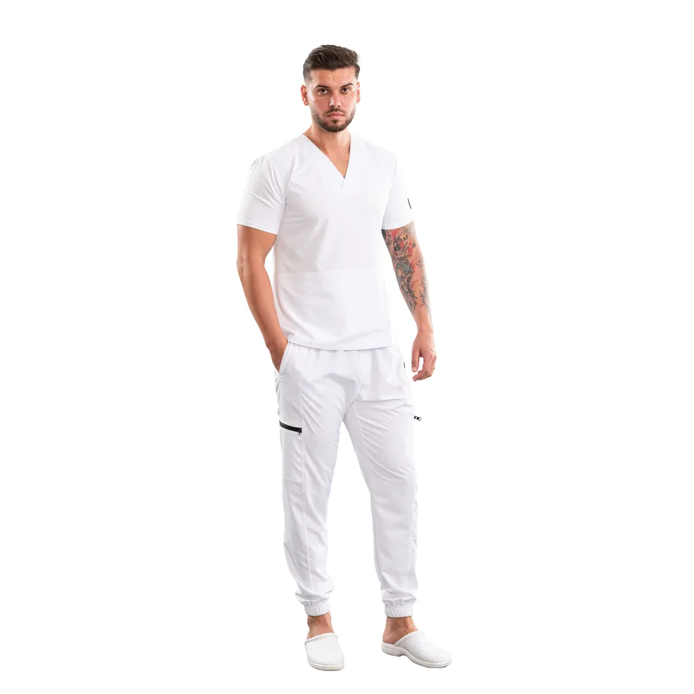 Bluză medicală albă pentru bărbați, cu decolteu în V, purtată cu pantaloni albi asortați