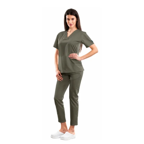 Bluză medicală damă Relax Fit cu decolteu V petrecut si buzunar marsupiu, culoare Olive