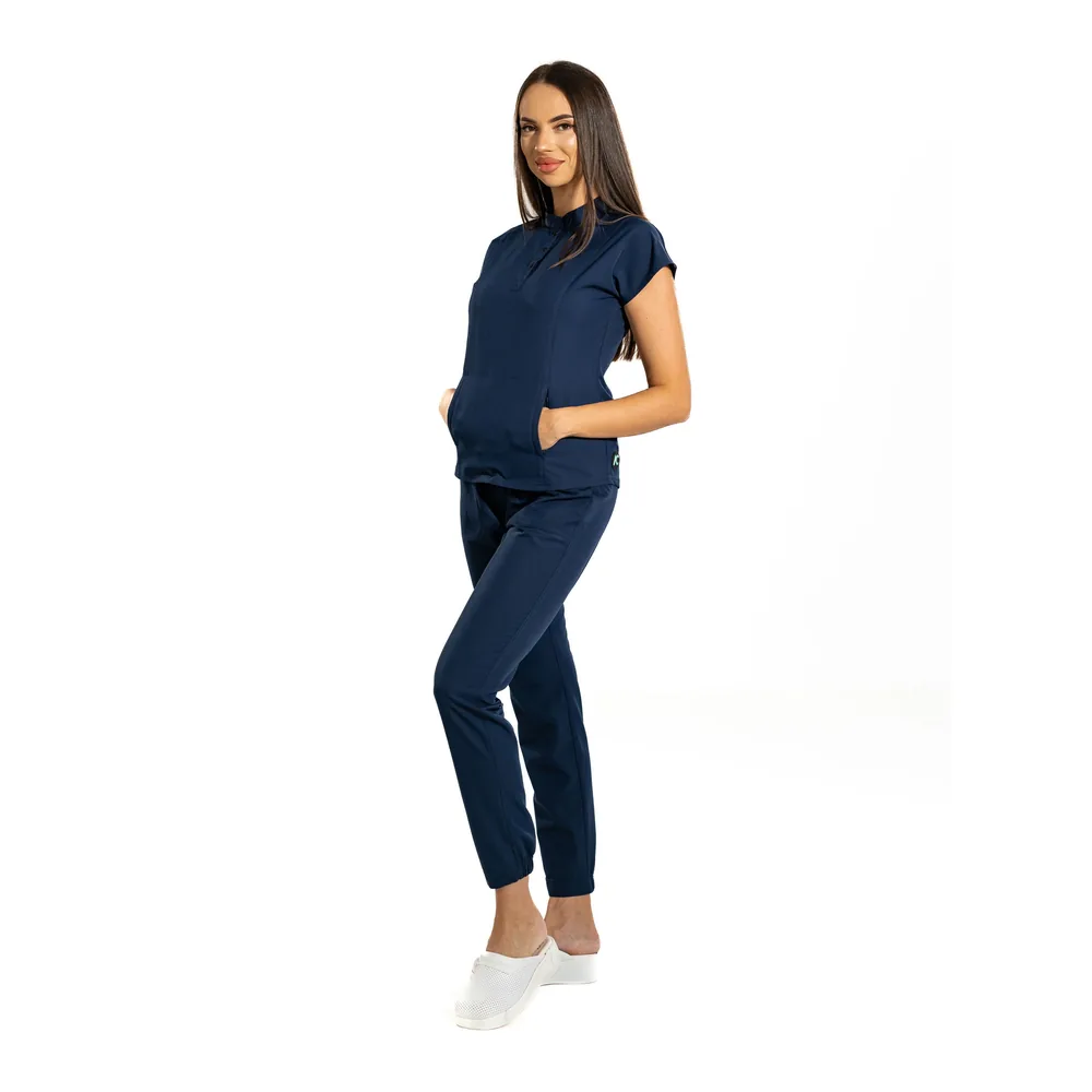 Bluză medicală damă Urban Tech cu guler tunică și buzunar marsupiu, culoare Classic navy, ținută completă, profil