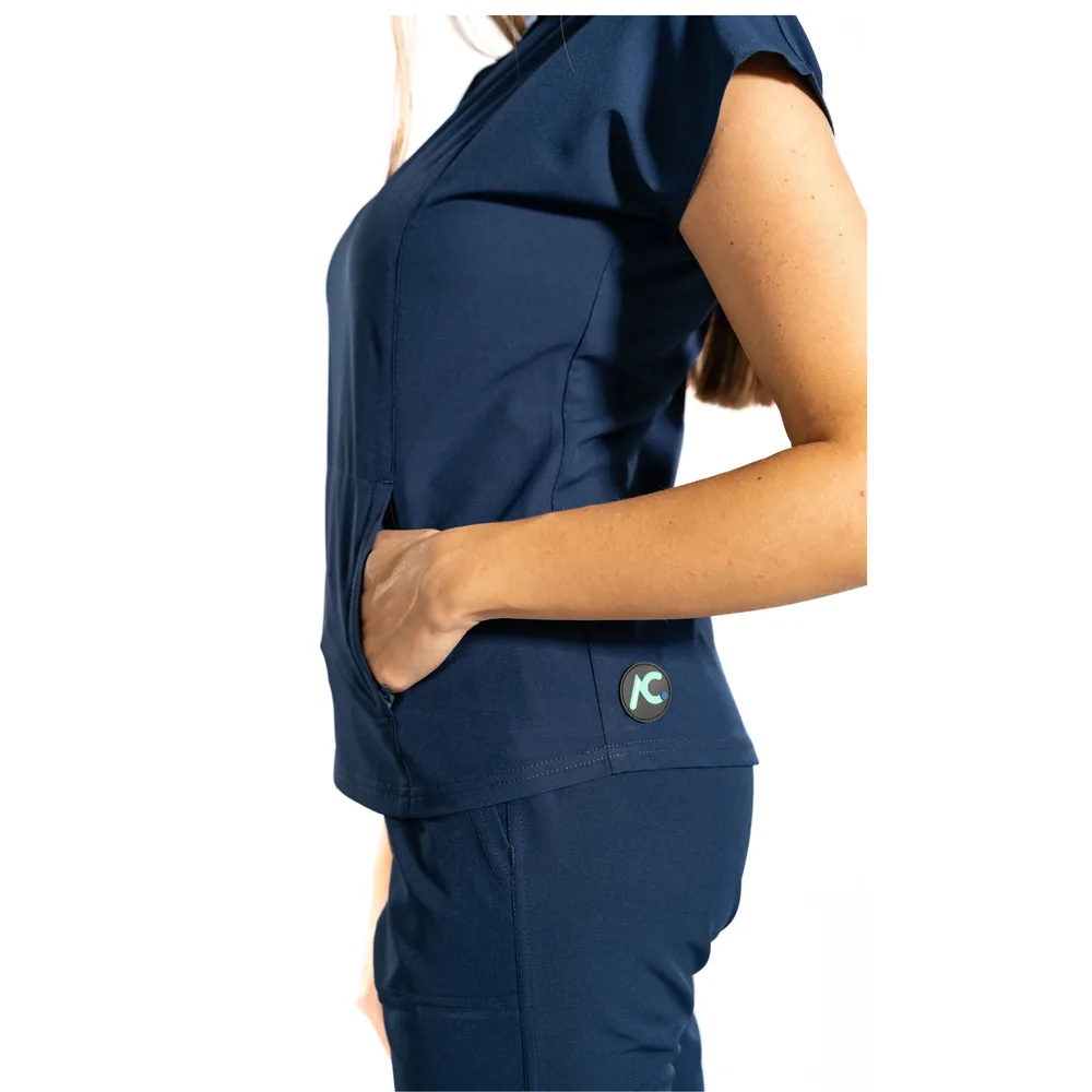 Bluză medicală damă Urban Tech cu guler tunică și buzunar marsupiu, culoare Classic navy, detaliu lateral